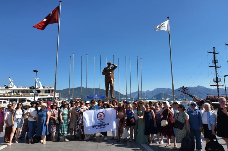 Denizli Büyükşehirin kurslarıyla yüzme öğrenen kadınlar denizle buluştu