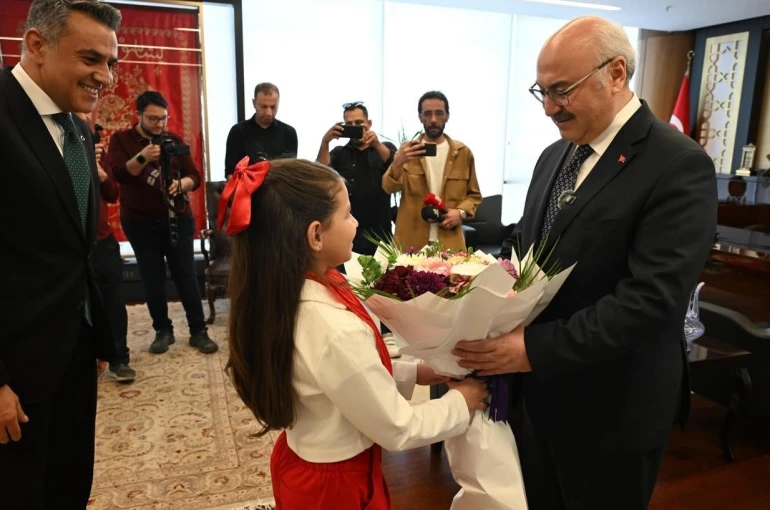 Denizli Valisi Köşger, makam koltuğunu minik İpek’e devretti