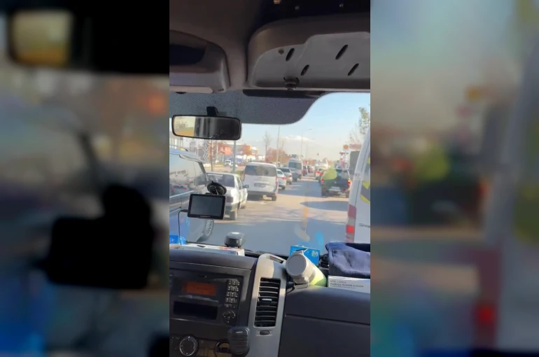 Denizli’de duyarlı sürücülerin fermuar sistemi ile yol verdiği anlar kamerada