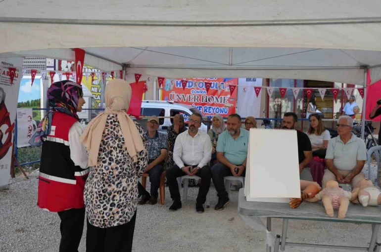 Denizli’de esnaf ve vatandaşlara ilk yardım ve Heimlich manevrası eğitimi verildi
