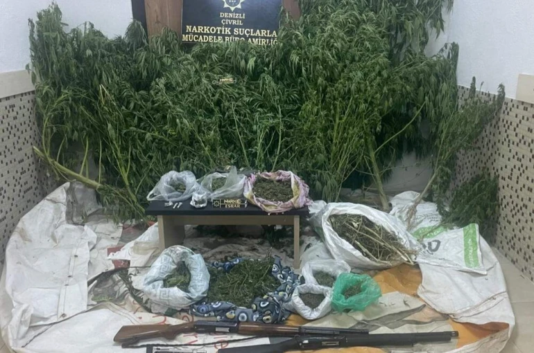 Denizli’de evlerinde uyuşturucu madde çıkan 3 zehir tacirinden 2’si tutuklandı
