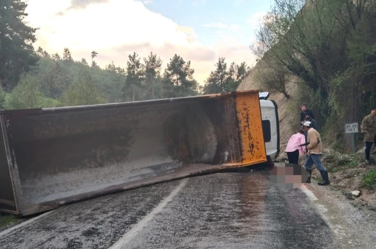 Denizli’de hafriyat kamyonu devrildi: 1 ölü