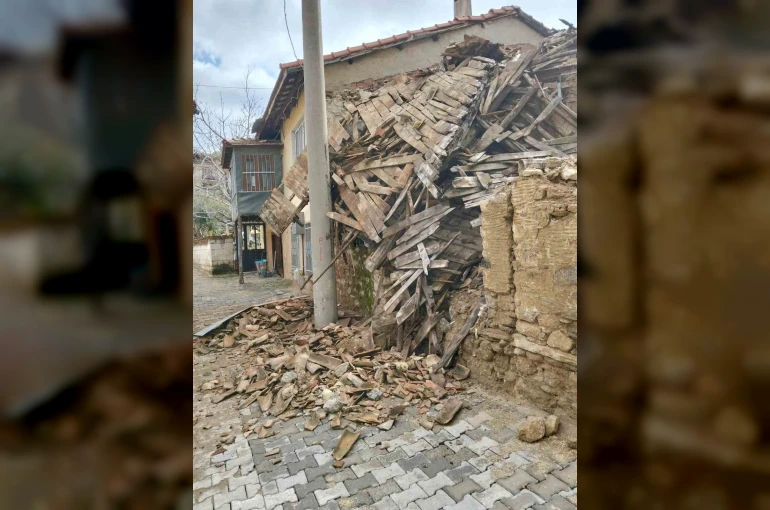 Denizli’de metruk ev çöktü