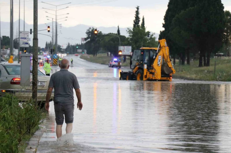 Denizli’de sağanak nedeniyle karayolu ulaşıma kapandı