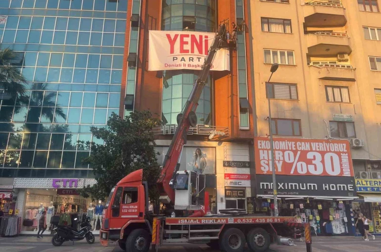 Denizli’ye Yeni Parti tabelası asıldı