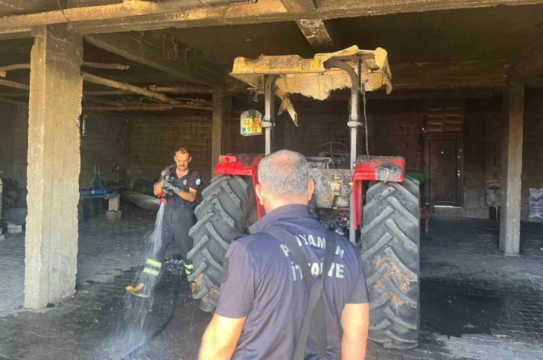 Depodaki traktör alev aldı