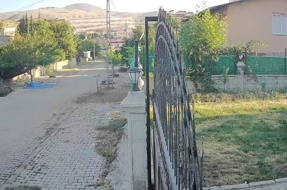 Deprem anı kameralara yansıdı