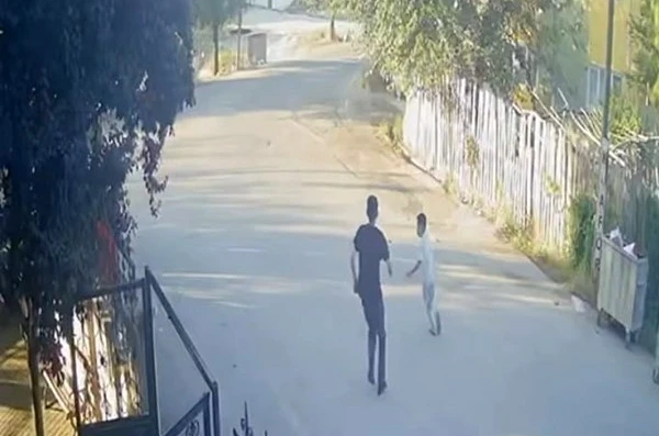 Deprem anında çocukların panik dolu kaçışı kamerada