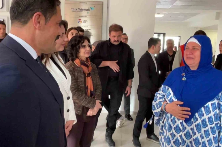 Deprem enkazından 4.günde kurtarılan kadın, 2 gün önce anahtarını teslim aldığı yeni yuvası için göz yaşları içerisinde devlete teşekkür etti