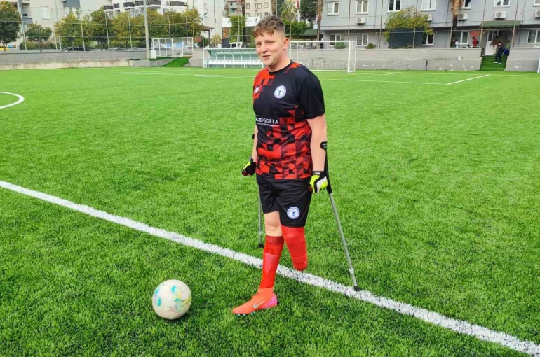 Deprem futbol aşkını bitiremedi