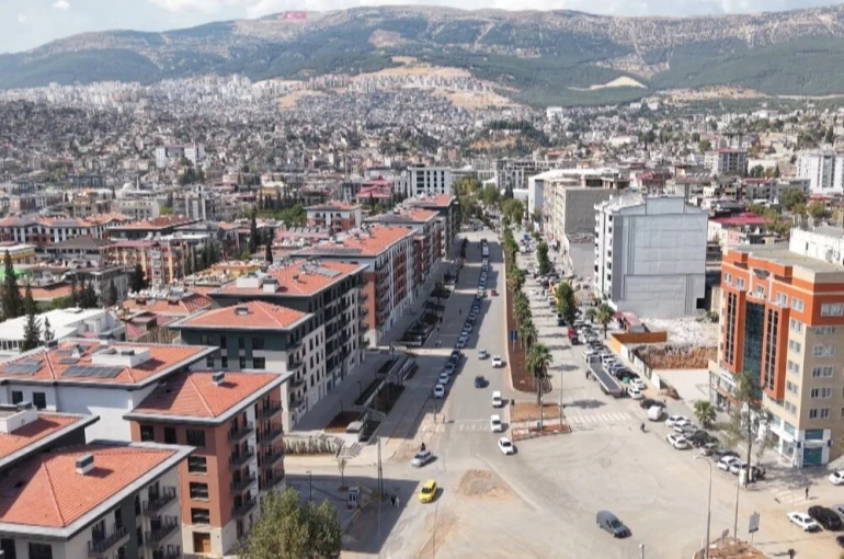 Deprem öncesi ve sonrası bir şehrin değişimi: Yıkılan yapıların yerine yeni projeler yükseliyor