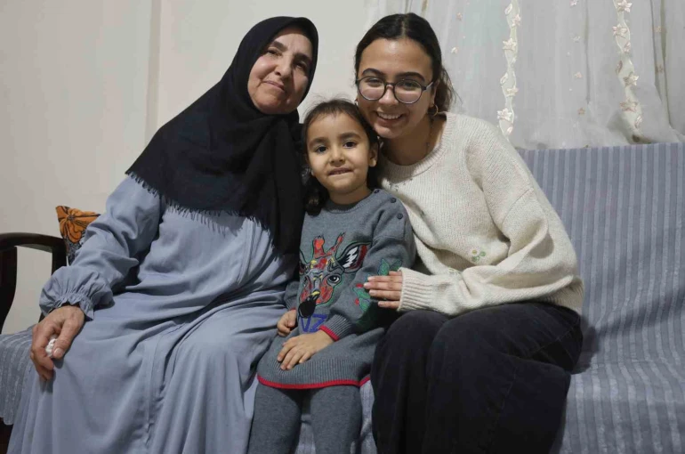 Depremde 3 evladını kaybeden acılı anne, çocuklarının kendine emaneti olan torunlarıyla hayata tutundu
