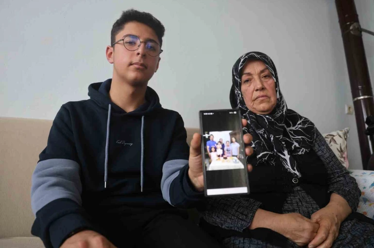 Depremde 3 kardeşini, annesini ve babasını kaybeden Furkan aile fotoğrafından geriye tek kaldı