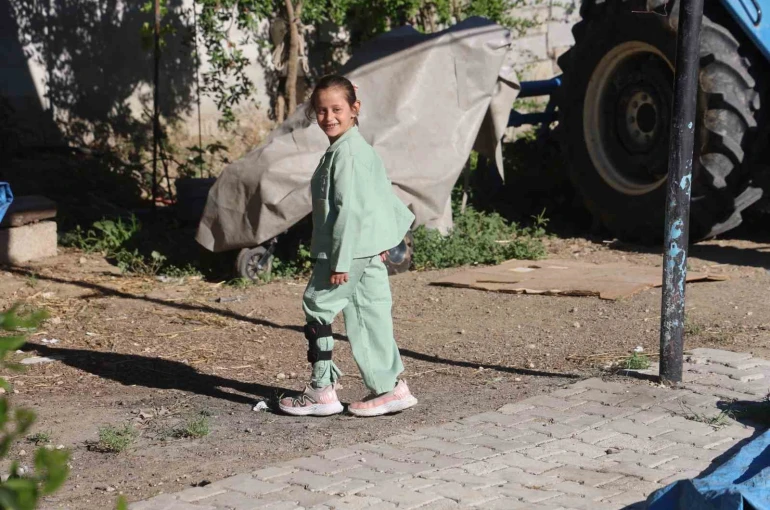 Depremde ailesini kaybeden Zeynep, amcasına ’baba’, yengesine ’anne’ diyerek hayata tutundu