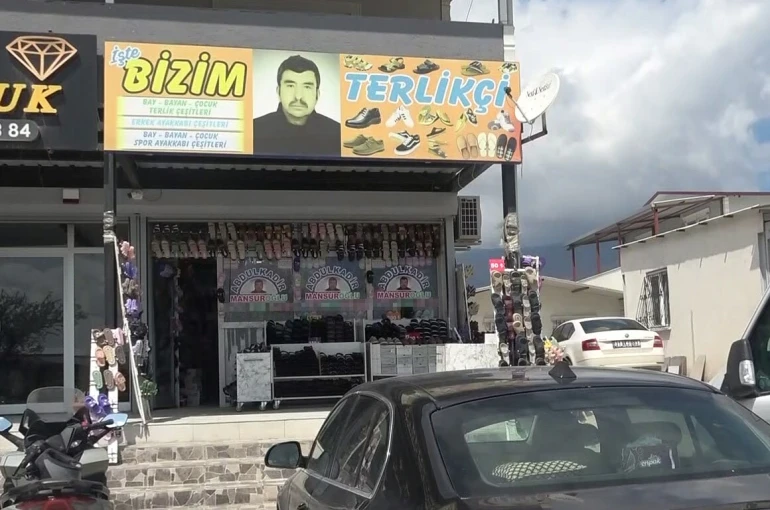 Depremde eşini kaybeden esnaf, müşterileri kendisini tanısın diye vesikalık fotoğrafını iş yerinin önüne astı