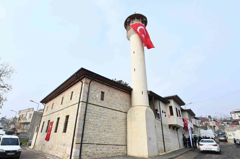 Depremde hasar alan cami yeniden ibadete açıldı