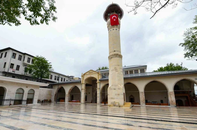 Depremde hasar gören 583 yıllık tarihi Ulu Cami’nin resmi açılışı gerçekleştirildi