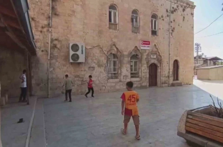 Depremde hasar gören cami ibadete kapalı