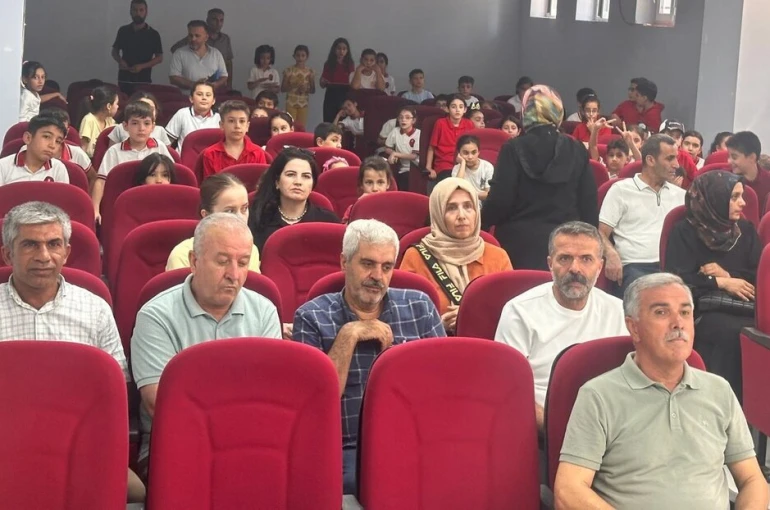 Depremde hayatını kaybeden torunları adına konferans salonu açtı