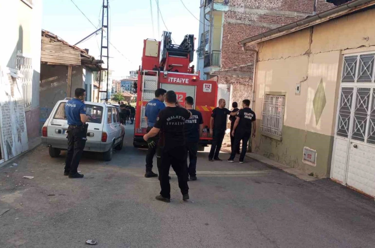 Depremde iki katlı müstakil evde kısmi göçük