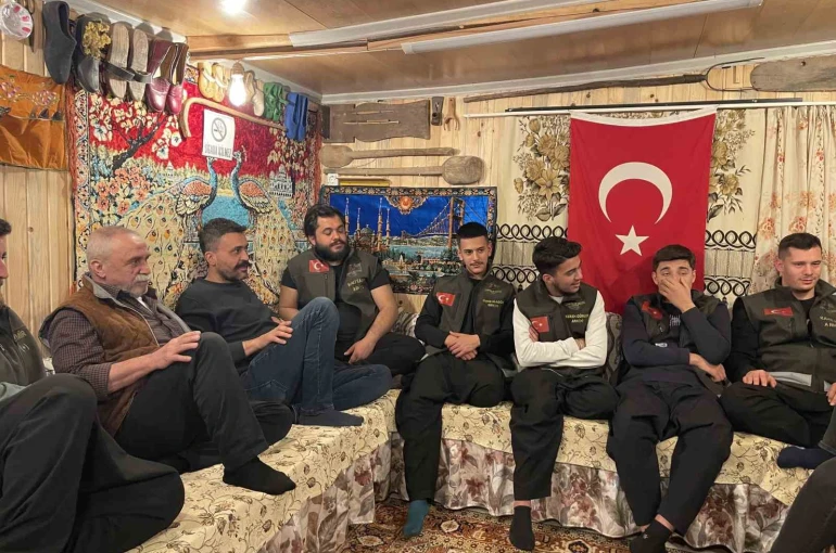 Depremde yaptığı ahşap ev, motosiklet severlerin buluşma noktası oldu