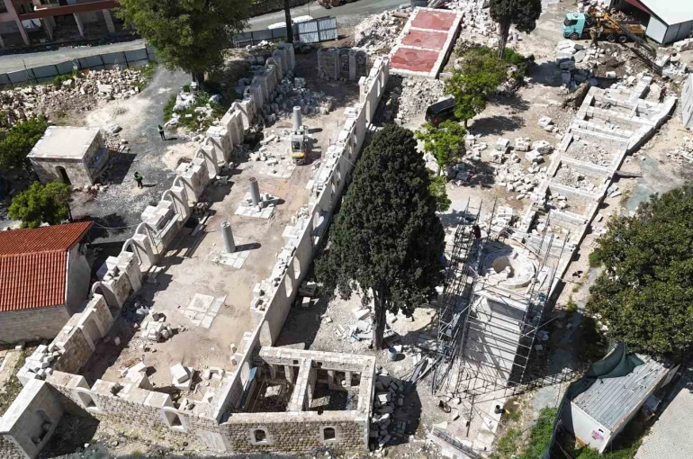 Depremde zarar gören Kahramanmaraş Ulu Camii ibadete açıldı, Antakya Ulu Camii de vatandaşla buluşacağı günü bekliyor