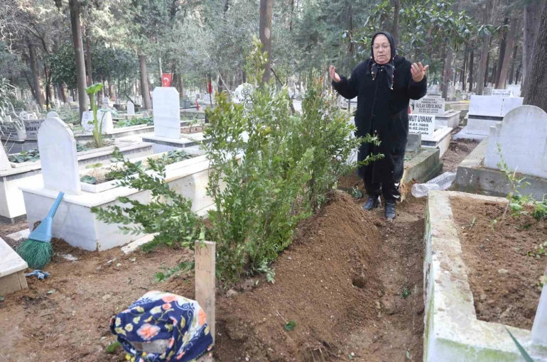 Depremden bu yana kayıp olan kız kardeşinin mezarını, kimsesizler mezarlığında buldu