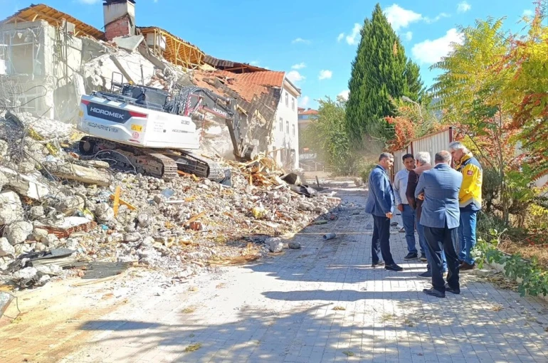 Depreme dayanaksız olan Kale Devlet Hastanesi’nin yıkımına başlanıldı