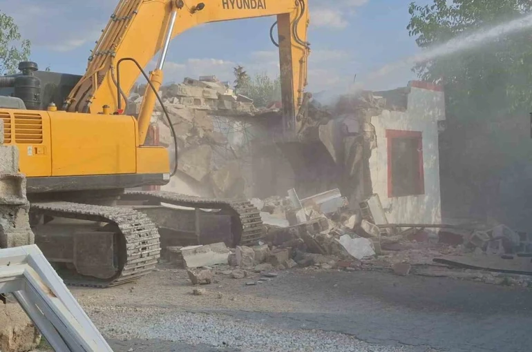 Depreme etkilenen orta hasarlı yapıların yıkımına başlandı