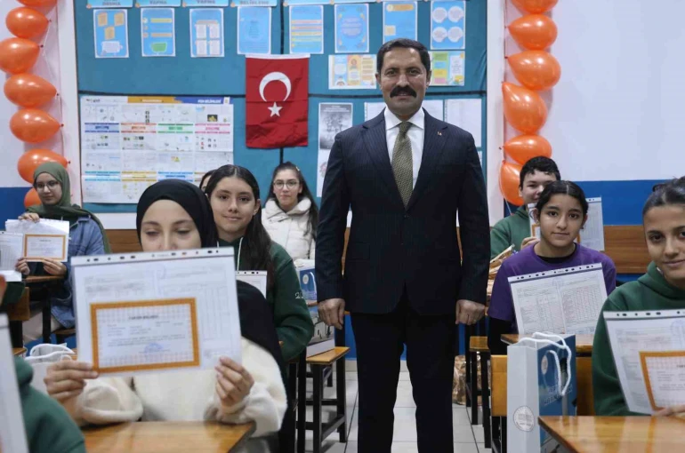 Depremin ardından 224 yeni okulun inşa edildiği Hatay’da 374 bin öğrenci karne heyecanı yaşadı
