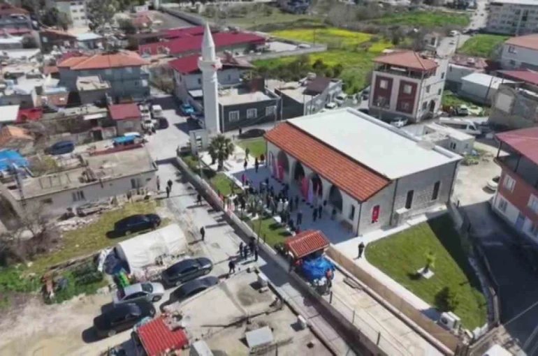 Depremin ardından inşa edilen 120. cami ibadete açıldı