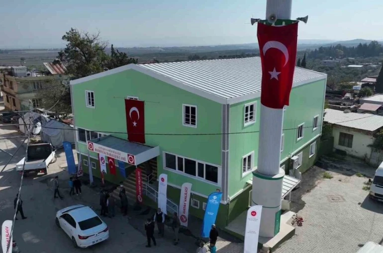 Depremin yıktığı kentte inşası tamamlanan 108’inci cami ibadete açıldı