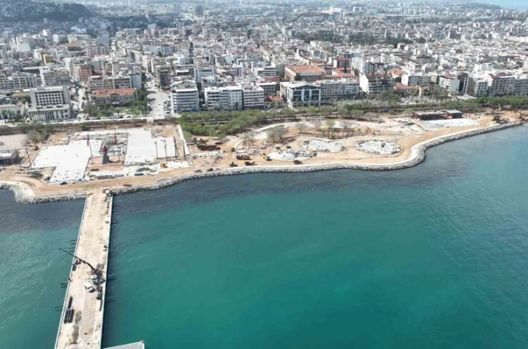 Depremle birlikte 80 santimetre kaymanın yaşandığı İskenderun sahili yeniden hayat buluyor