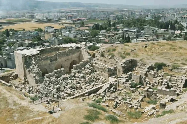 Depremlerde ön cephesi çöken tarihi iç kale camii onarılmayı bekliyor
