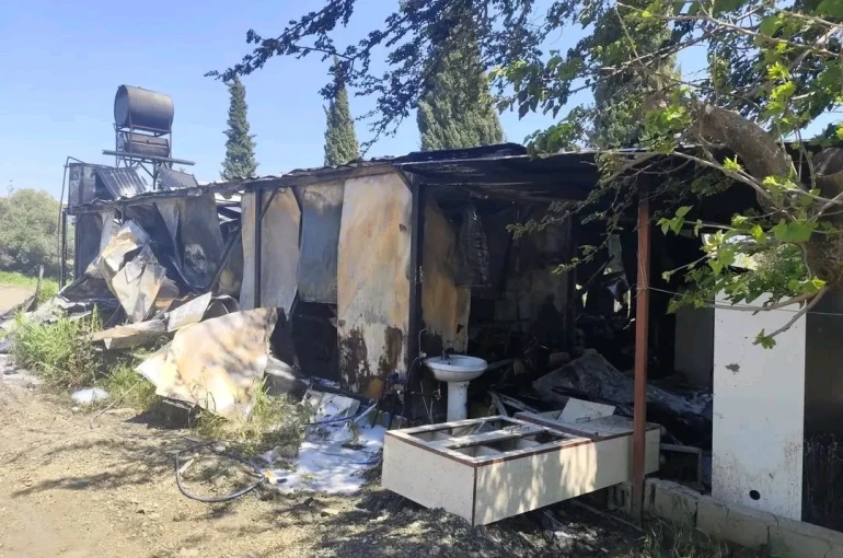 Depremzede ailenin yaşadığı 2 konteyner alevlere teslim oldu