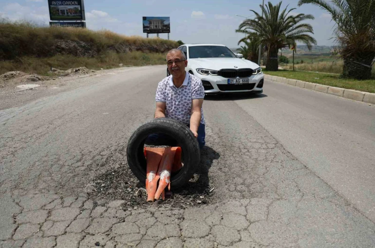 Depremzedelerden belediyeye yol tepkisi: Çukurlara lastik ve duba koydular