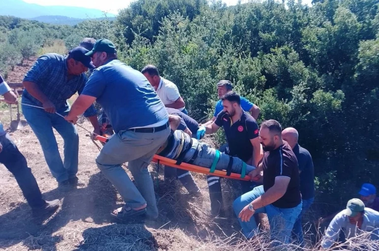 Dereye devrilen traktörün sürücüsü hayatını kaybetti
