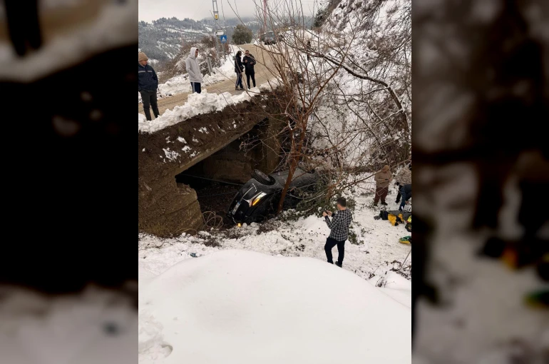 Dereye uçan arabada 5 kişi yaralandı