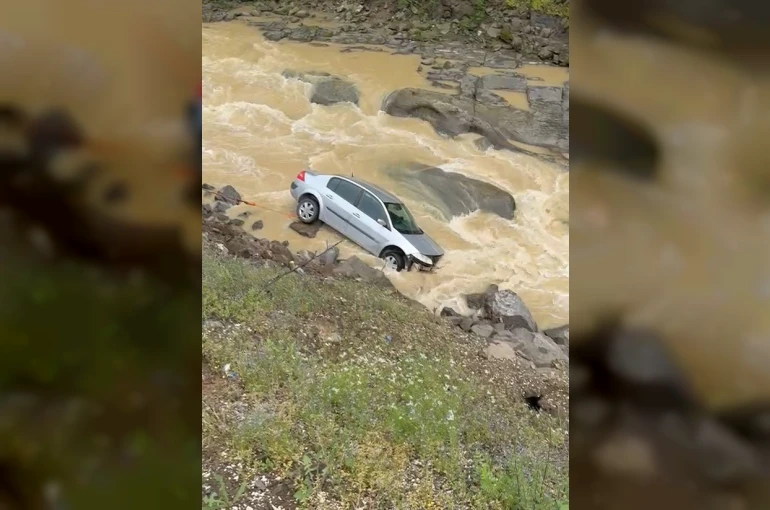 Dereye uçan otomobilin sürücüsü kazayı ucuz atlattı