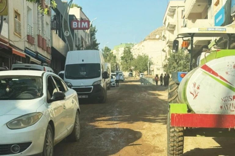Derik Belediyesinin yol çalışmaları vatandaşa çile yaşattı