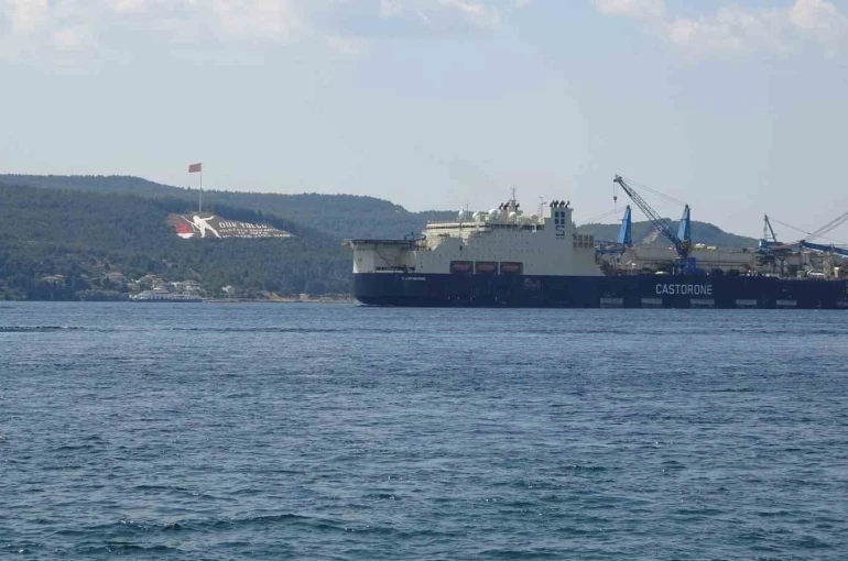 Dev boru döşeme gemisi ’Castorone’ Çanakkale Boğazı’ndan geçti