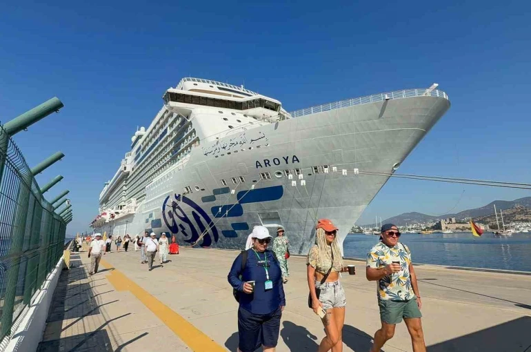 Dev kruvaziyer gemisi yeniden Bodrum’a geldi