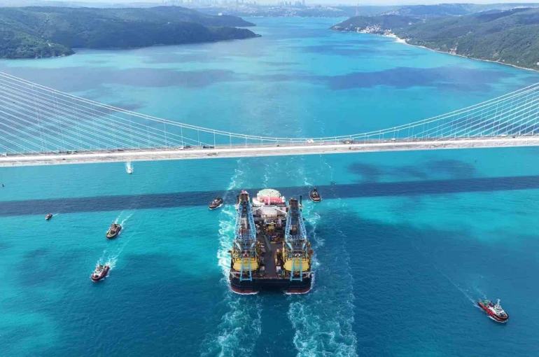 Dev vinç gemisi ’Saipem 7000’ İstanbul Boğazı’ndan geçti