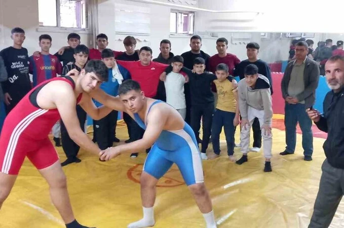 Develi’de liselerarası güreş müsabakaları yapıldı