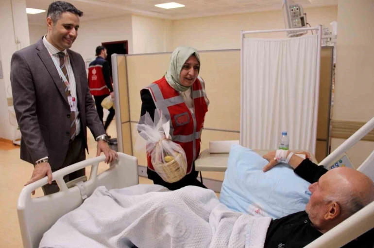 Devlet Hastanesi’nde hastaların yüzünü güldüren ziyaret
