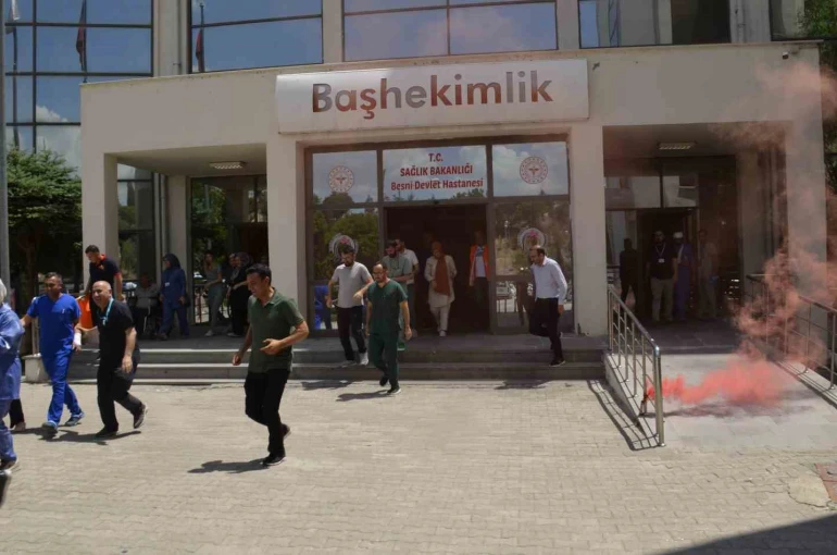 Devlet hastanesindeki acil durum tatbikatı gerçeği aratmadı