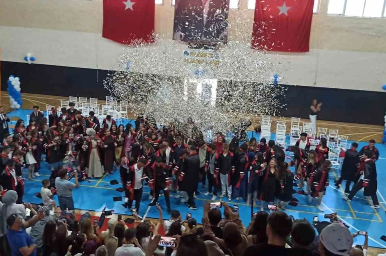 Devrek Hamidiye Anadolu lisesinden mezuniyet töreni