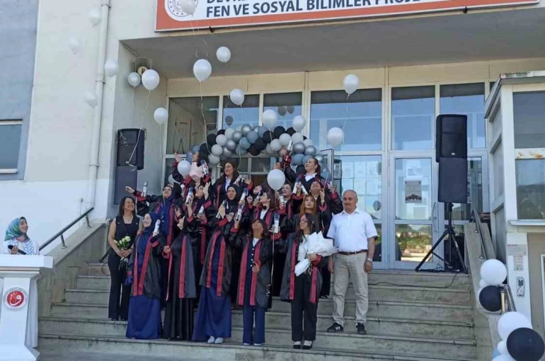 Devrek’te İmam Hatiplilerden mezuniyet sevinci