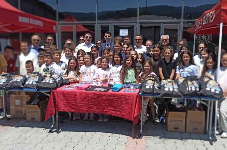 Devrek’te öğrencilere havuz malzemeleri hediye edildi