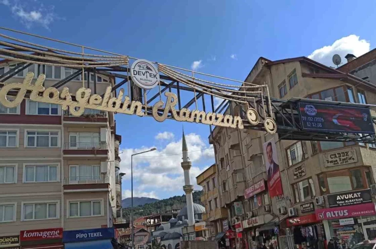 Devrek’te Ramazan ayının süslemelerinden olan mahyalar yandı